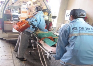 写真:救命処置車内収容