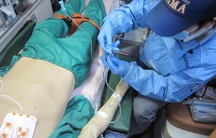 写真:救命処置写真薬剤投与