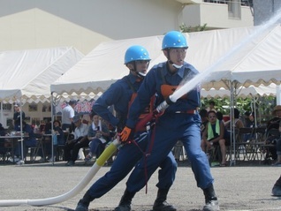 写真:放水する消防団員の様子