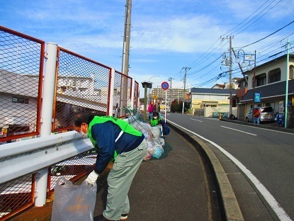 写真：駐車場入り口周辺清掃活動