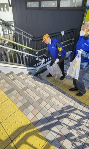 写真：座間駅階段前