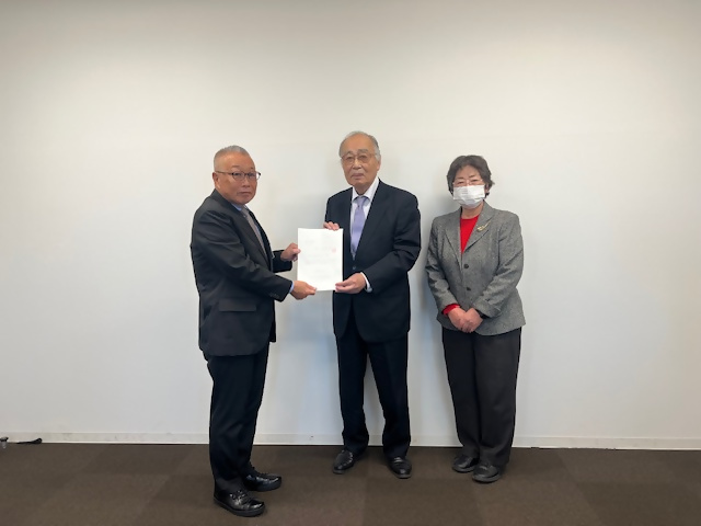 答申書授受の様子