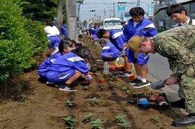 写真：植栽作業の様子