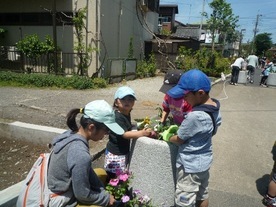 写真：花植え作業