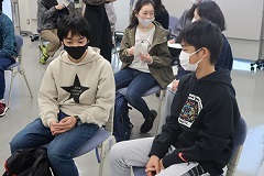写真:英語で会話する様子