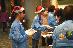 写真:プログラム配布(12月20日)