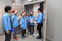 写真:職員の説明(12月21日)