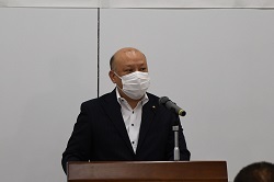 写真：あいさつする座間市議会議長