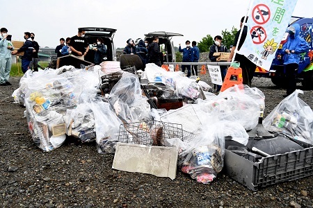 写真：回収したごみ