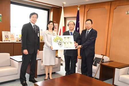 写真：座間地区青少年交通安全連絡協議会（会長有山さん、副会長大原さん）から寄贈を受ける市長と教育長