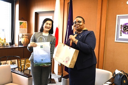 写真:レソト王国大使館大使のパレサ・モセツェさんと市長