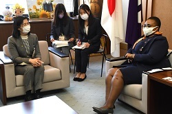 写真:市長とパレサ大使