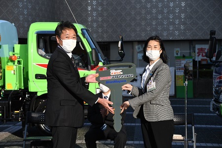 写真:杉山さんと市長