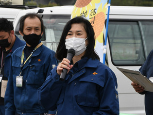 写真：清掃活動に参加する市長