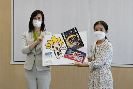 写真:防犯啓発品手交の様子