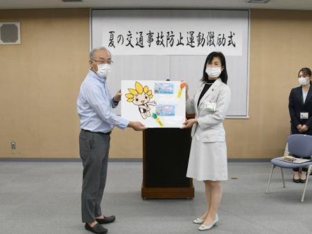 写真:啓発物品の手交の様子