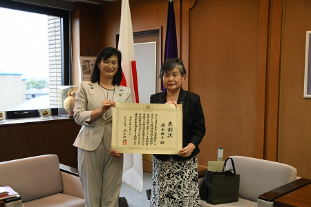 写真:橋本禎子さんと市長