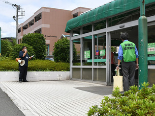 写真:店頭での呼び掛けの様子