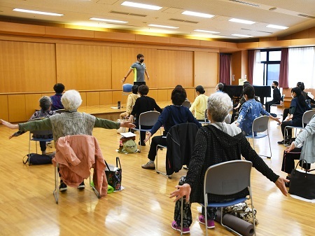 写真:体操をする参加者の様子