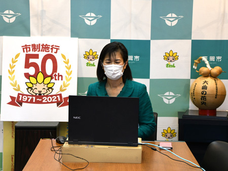写真:オンライン会談をする市長1