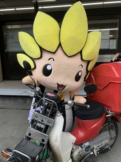 写真：郵便バイクに乗ろうとするざまりん