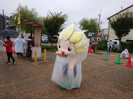 写真：かっぱを着るざまりん