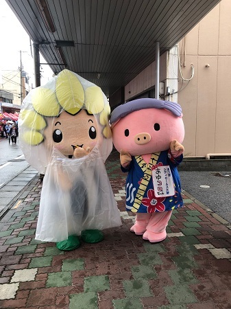 写真：あゆコロちゃんとざまりん