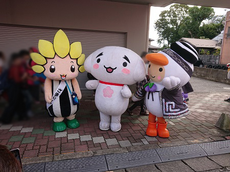 写真：しらかわんととまチョップと一緒のざまりん