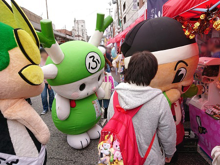 写真：ガシャポンをやる与一くん