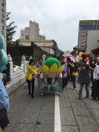 写真：走り始める台車