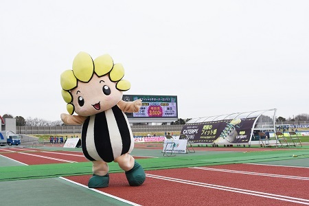 写真：スタジアム内でキメポーズするざまりん