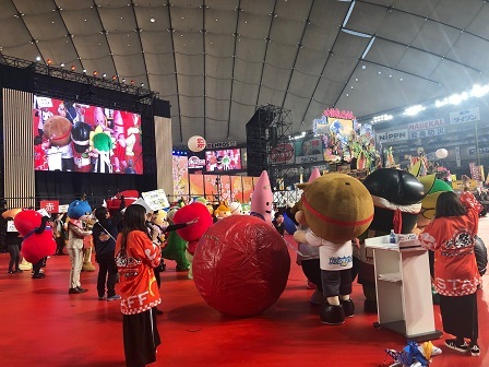 写真：喜ぶ赤組