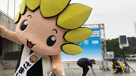 写真：キメポーズするざまりん