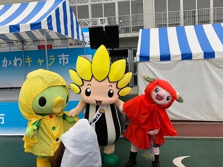 写真：3人並んで決めポーズ？