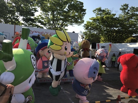 写真：空飛ぶざまりん