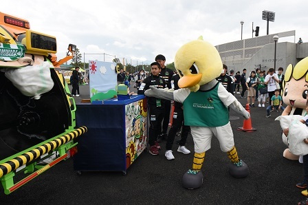 写真：ごみをいれるガミティとみまもるざまりん