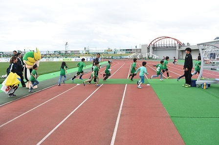 写真：退場するざまりん