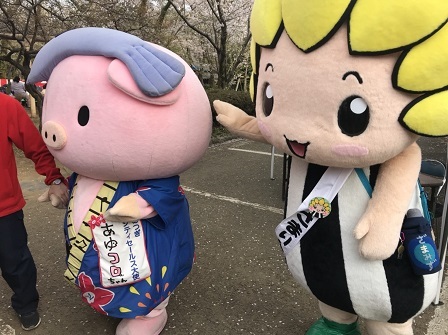 写真：あゆコロちゃんとざまりん