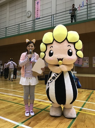 写真：MCのまなみんさんとざまりん