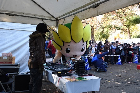 写真：DJブースに乱入するざまりん