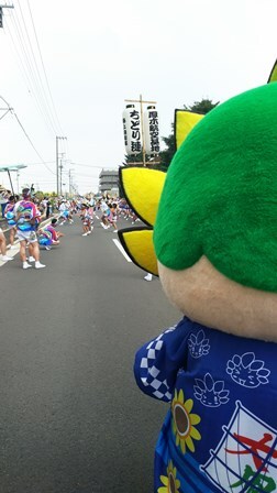 写真：阿波踊りをみつめるざまりん