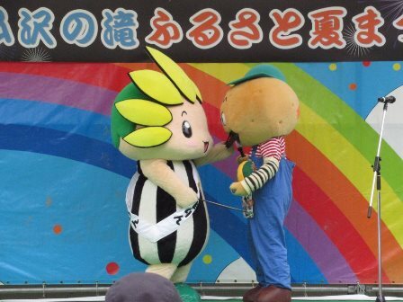 写真：ひのじゃがくんとざまりん