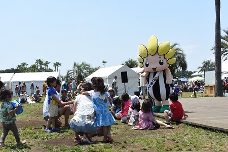 写真：お友達を指さすざまりん