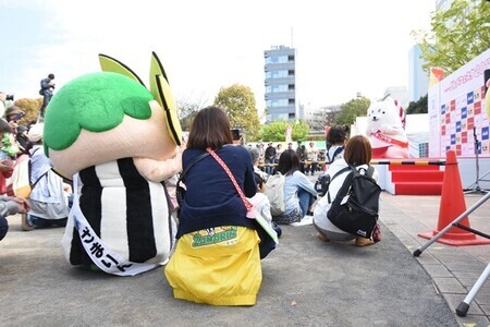 写真：ステージを見るざまりん