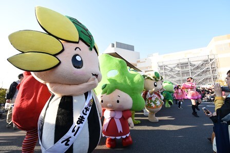 写真：みんなと踊るざまりん