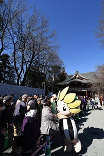 写真：あくしゅするざまりん