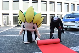 写真：レッドカーペットを片付けるざまりん