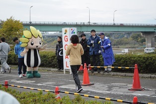 写真：応援するざまりん1