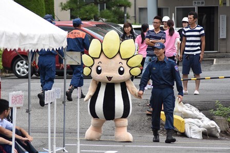 写真：手を引かれるざまりん