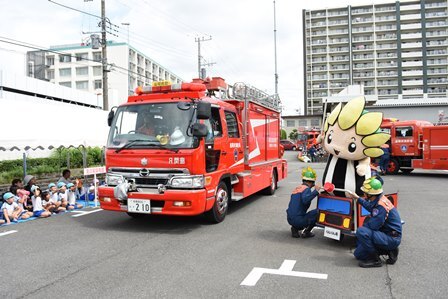 写真：消防車とざまりん